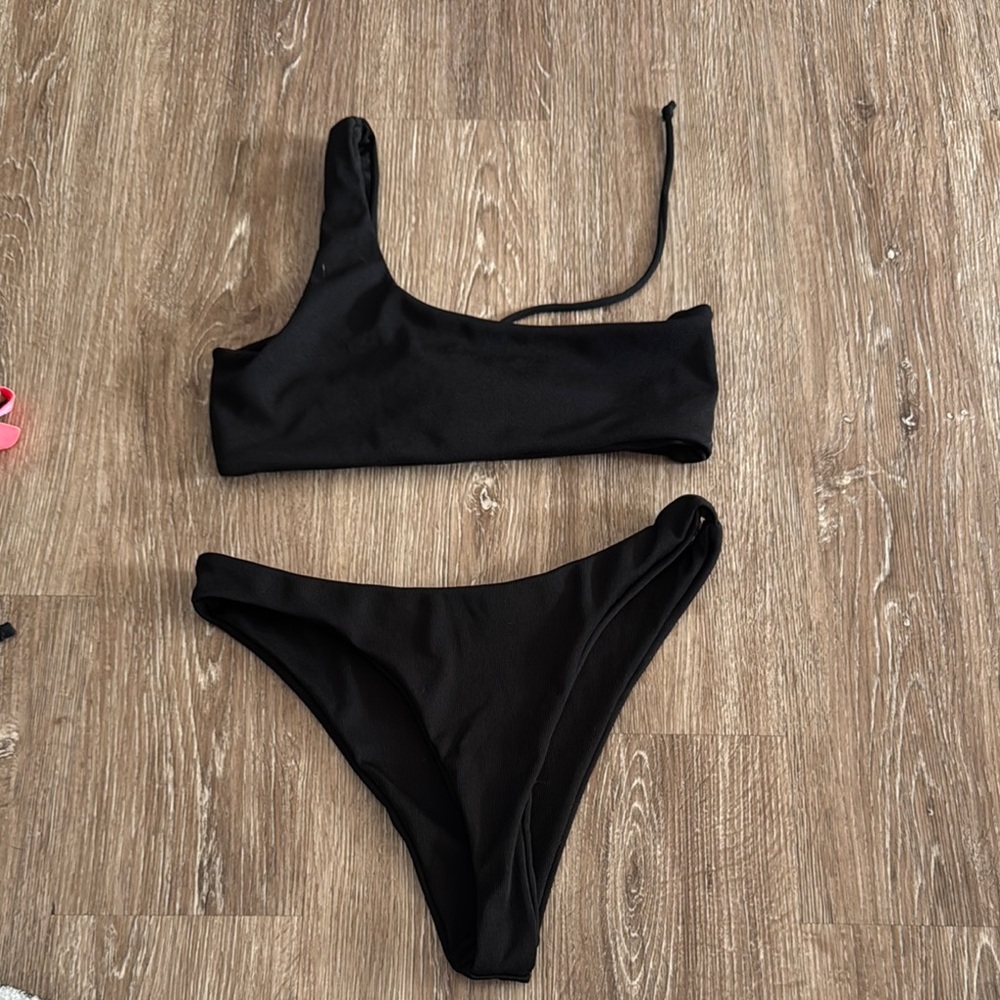 SHEIN Black Asymmetrical Bikini Set